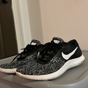 Black Nike patterned tennis shoes. Size 10 in women’s!